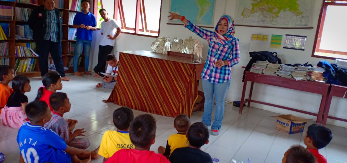 Ibu Tuti Noprida dari Dinas PPPA Labuhan Batu ikut memberi edukasi kepada anak-anak