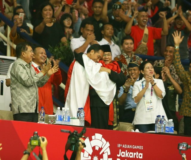Pesilat Peraih Emas Asian Games Dapat Pelukan dari Jokowi dan Prabowo